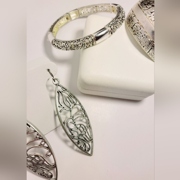 🕳️ Silver-Accent Jewellry Set - Picture 4 of 15